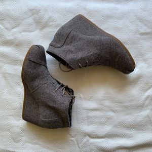 TOMS size 9 brown herringbone desert wedge